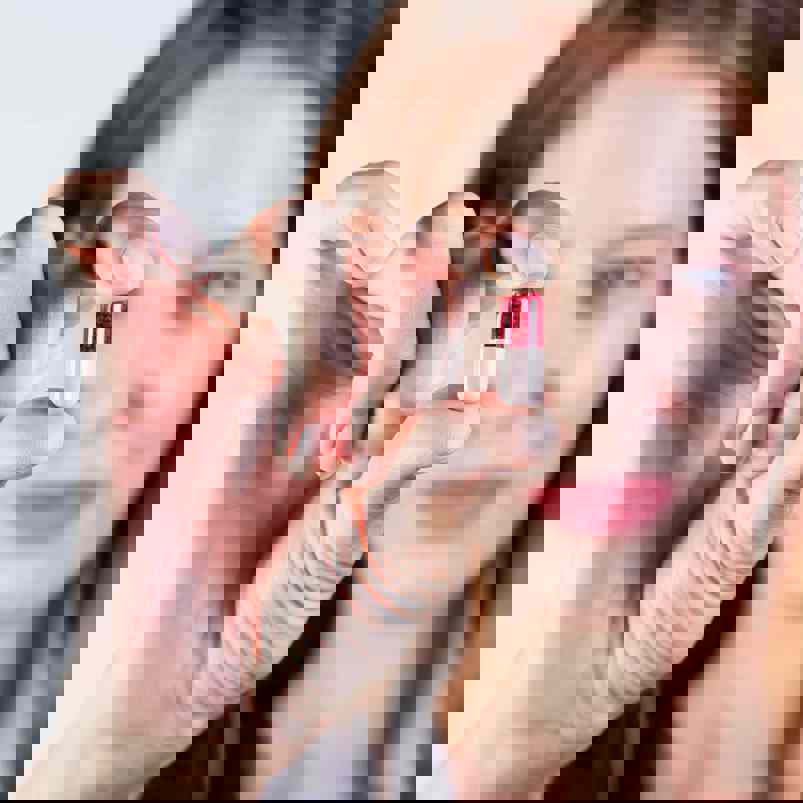 Person holding a capsule