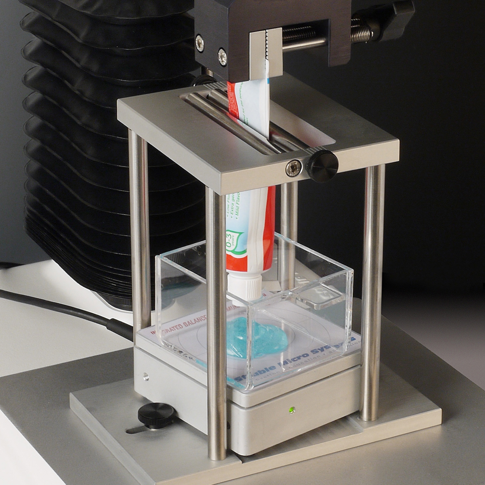 Dynamic Integrated Balance weighing toothpaste