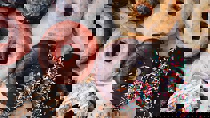 Texture analysis in action: Doughnuts and their coatings